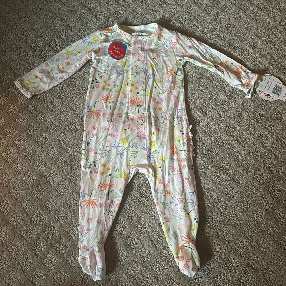 NWT Magnetic Me floral onesie with ruffle butt for baby girl! Size 3-6 months